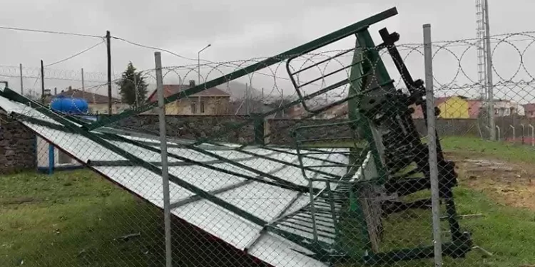 İznik İlçe Stadyumu’nda şiddetli rüzgar tribünü yıktı