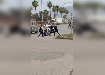 Süpürgeyi adamın üzerinde kırdı