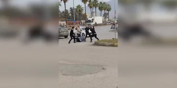Süpürgeyi adamın üzerinde kırdı