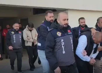 Kredi çekemeyen kişileri tuzağa düşürüp dolandıran çeteye suçüstü baskın