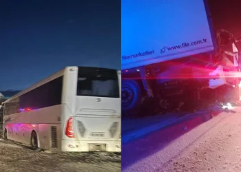 Yolcu otobüsünün tır ve otomobille çarpıştığı kazada 30 kişi yaralandı