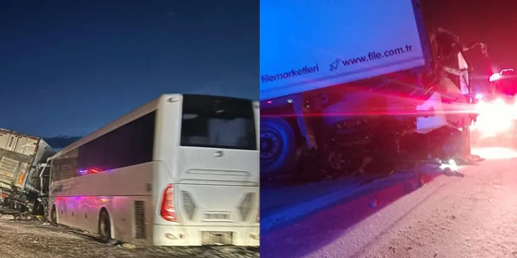 Yolcu otobüsünün tır ve otomobille çarpıştığı kazada 30 kişi yaralandı