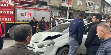 Hakkari’de maddi hasarlı trafik kazası