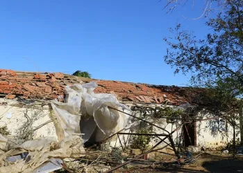 Hortumun verdiği zarar gün ağarınca ortaya çıktı