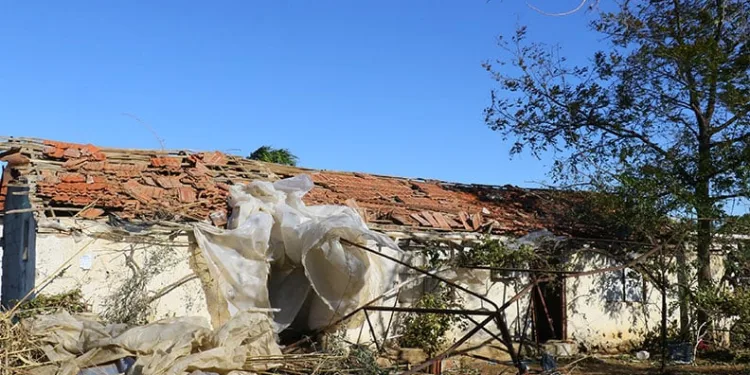 Hortumun verdiği zarar gün ağarınca ortaya çıktı