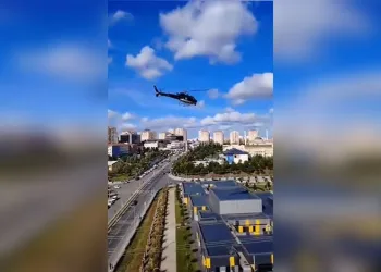Penceresinin önünden helikopter geçti