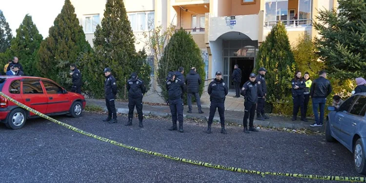 Bir dairede 2 kişi cinayete kurban gitti