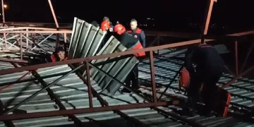 Fırtınada üstüne çatı düşen şahıs hastanede hayatını kaybetti