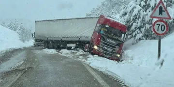 Kayan TIR yolu kapattı