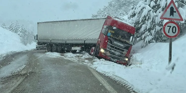 Kayan TIR yolu kapattı