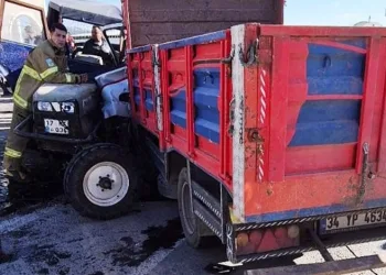 Kamyonet ile işçilerin bulunduğu traktör kafa kafaya çarpıştı: 4 yaralı