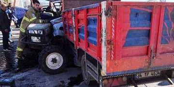 Kamyonet ile işçilerin bulunduğu traktör kafa kafaya çarpıştı: 4 yaralı