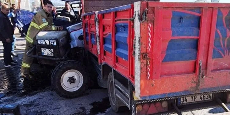 Kamyonet ile işçilerin bulunduğu traktör kafa kafaya çarpıştı: 4 yaralı