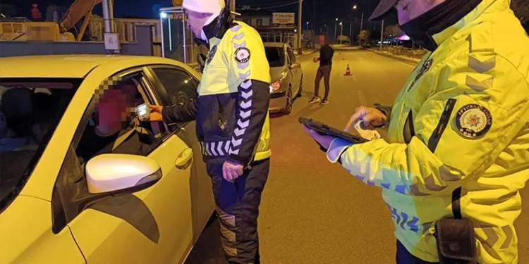 4 yıl 2 ay hapis cezasıyla aranan şahsı polis yakaladı