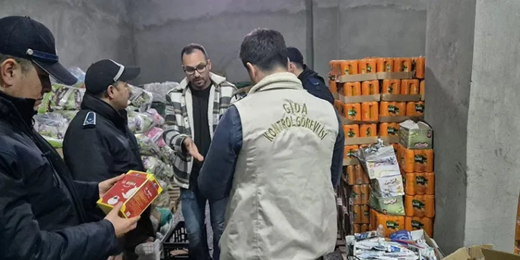 Alevlere teslim olan minibüs küle döndü