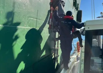 Otomobil kamyonete çarptı: 3 yaralı