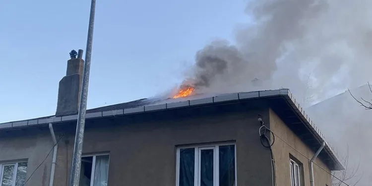 Kırklareli’nde 2 katlı evde yangın
