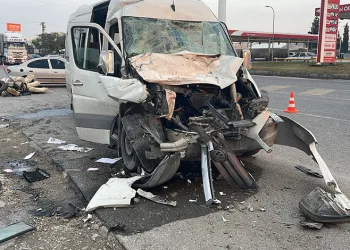 Şanlıurfa’da işçi servisi ile TIR çarpıştı: 12 yaralı