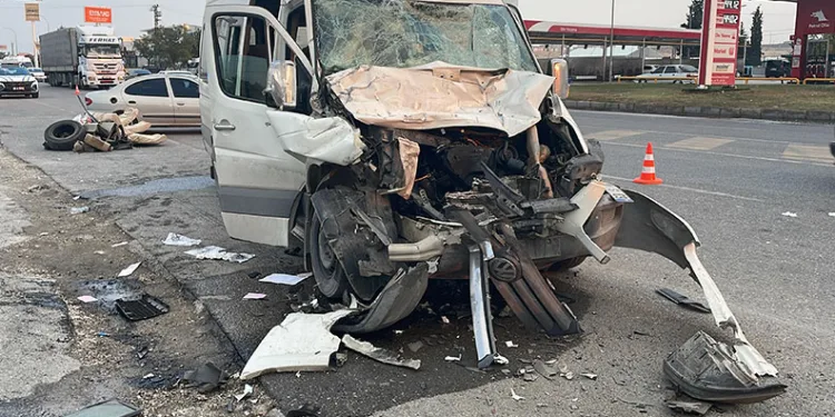 Şanlıurfa’da işçi servisi ile TIR çarpıştı: 12 yaralı