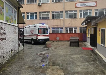 16 yaşındaki öğrenci merdivenden düşerek yaralandı