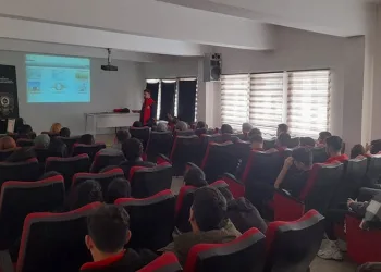 Polisten öğrencilere güvenli gelecek bilgilendirmesi