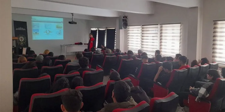 Polisten öğrencilere güvenli gelecek bilgilendirmesi