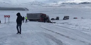 Buzlanma yüzünden kayan tır yolu trafiğe kapattı