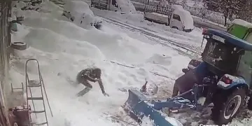 Kar kütlesi adamın üzerine düştü