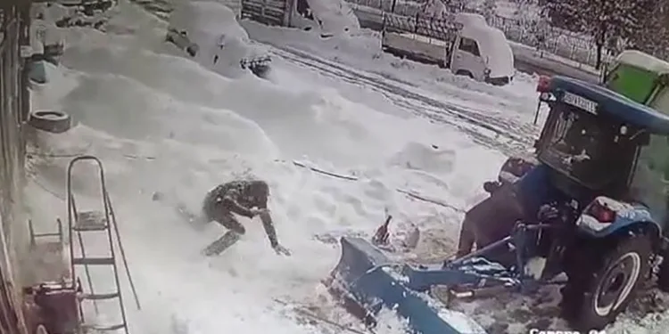 Kar kütlesi adamın üzerine düştü