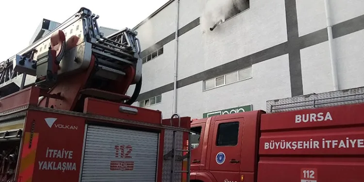 Bursa’da mobilya fabrikasında korkutan yangın