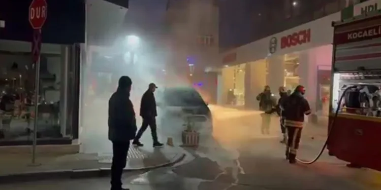 Park halindeki araçta yangın çıktı