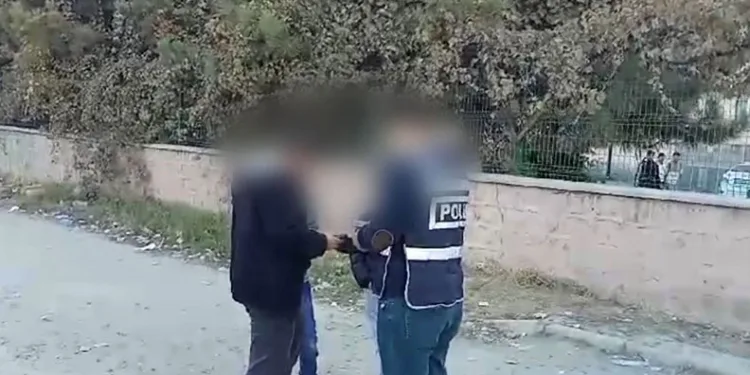Mersin’de kaçak makaron ve sahte içki ele geçirildi