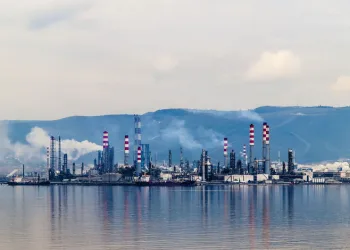 İzmit TÜPRAŞ’ta patlama: Körfez’de dumanlar yükseliyor