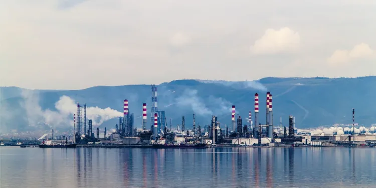 İzmit TÜPRAŞ’ta patlama: Körfez’de dumanlar yükseliyor