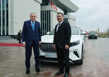Erdoğan, Kırgızistan Cumhurbaşkanı Caparov’a Togg hediye etti