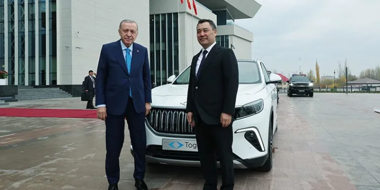 Erdoğan, Kırgızistan Cumhurbaşkanı Caparov’a Togg hediye etti