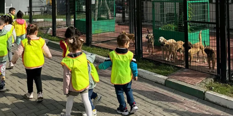 Küçük hayvanseverlerden can dostlarına ziyaret