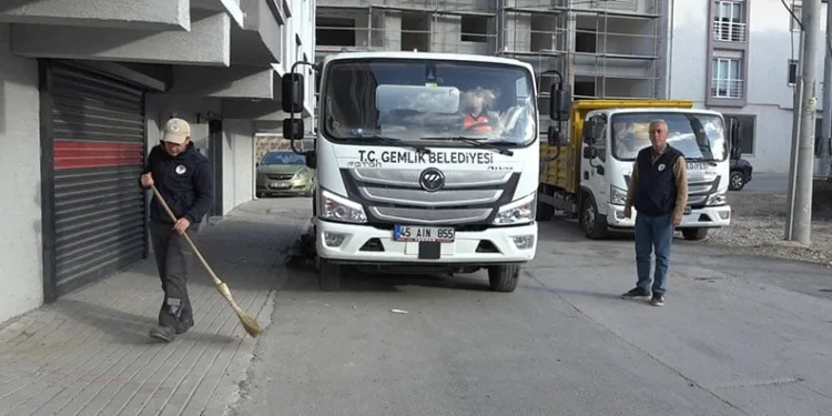 Gemlik’te boş arsalar temizleniyor