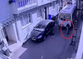 Bursa’da geri manevra yapan servis minibüsü kadına çarptı
