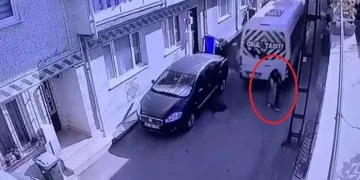 Bursa’da geri manevra yapan servis minibüsü kadına çarptı
