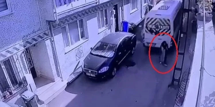 Bursa’da geri manevra yapan servis minibüsü kadına çarptı