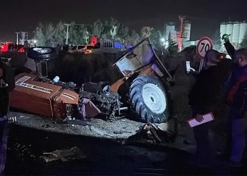 2 otomobil ve 1 traktörün karıştığı zincirleme kaza: 4 ölü