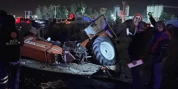 2 otomobil ve 1 traktörün karıştığı zincirleme kaza: 4 ölü