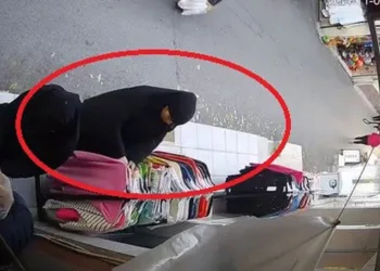 Bursa’da kıyafet hırsızlığı kamerada