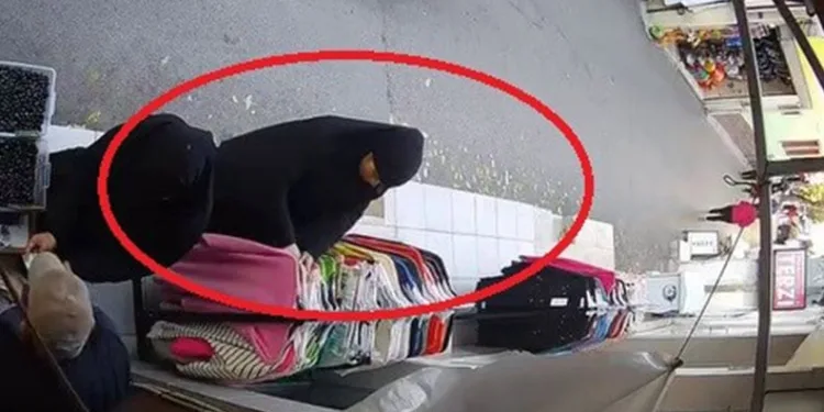 Bursa’da kıyafet hırsızlığı kamerada