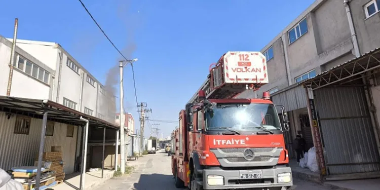 İnegöl’de mobilya fabrikasında çıkan yangın söndürüldü