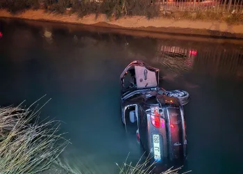 Kontrolden çıkan otomobil sulama kanalına düştü: 4 yaralı