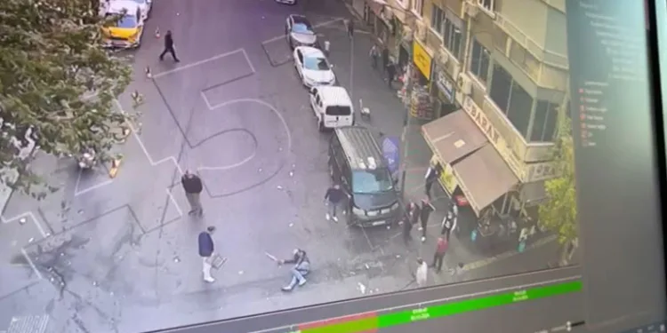Arnavutköy’de bir çocuk düşürdüğü parasını almak için girdiği anıtta mahsur kaldı