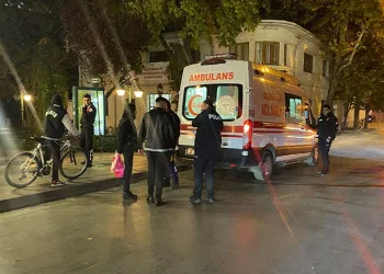Yanlış anlaşılma yüzünden cadde ortasında bıçaklanan genç ağır yaralandı