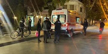 Yanlış anlaşılma yüzünden cadde ortasında bıçaklanan genç ağır yaralandı